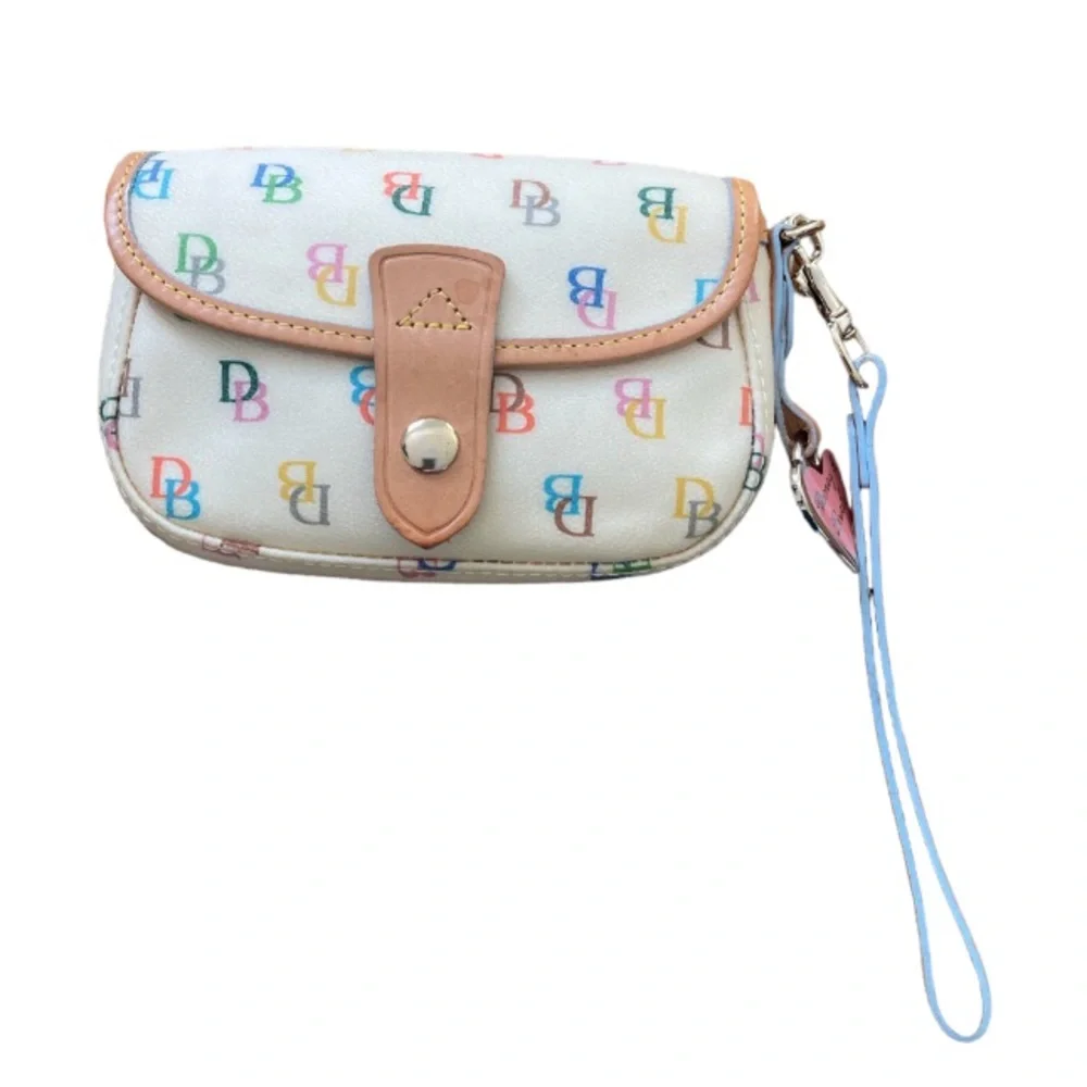 Dooney & Bourke reposhing this